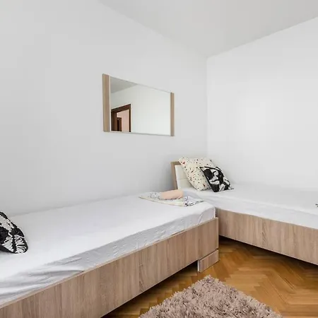 Guest house Deluxe Manuela With Balcony Center