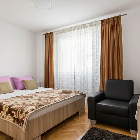 Guest house Deluxe Manuela With Balcony Center