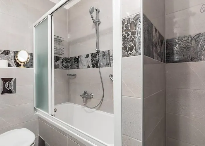 Deluxe Manuela With Balcony Center Pensión