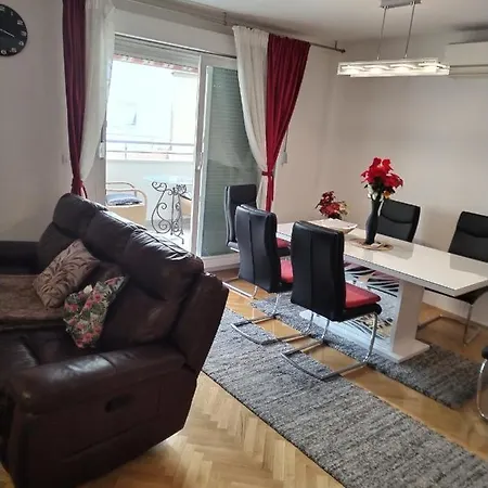 Deluxe Manuela With Balcony Center Гостьовий будинок
