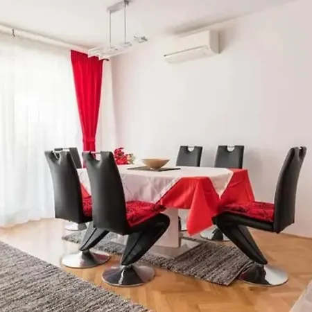 Гостьовий будинок Deluxe Manuela With Balcony Center 3*
